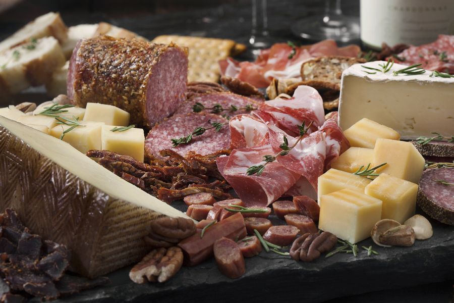 Salumi e formaggi tipici locali