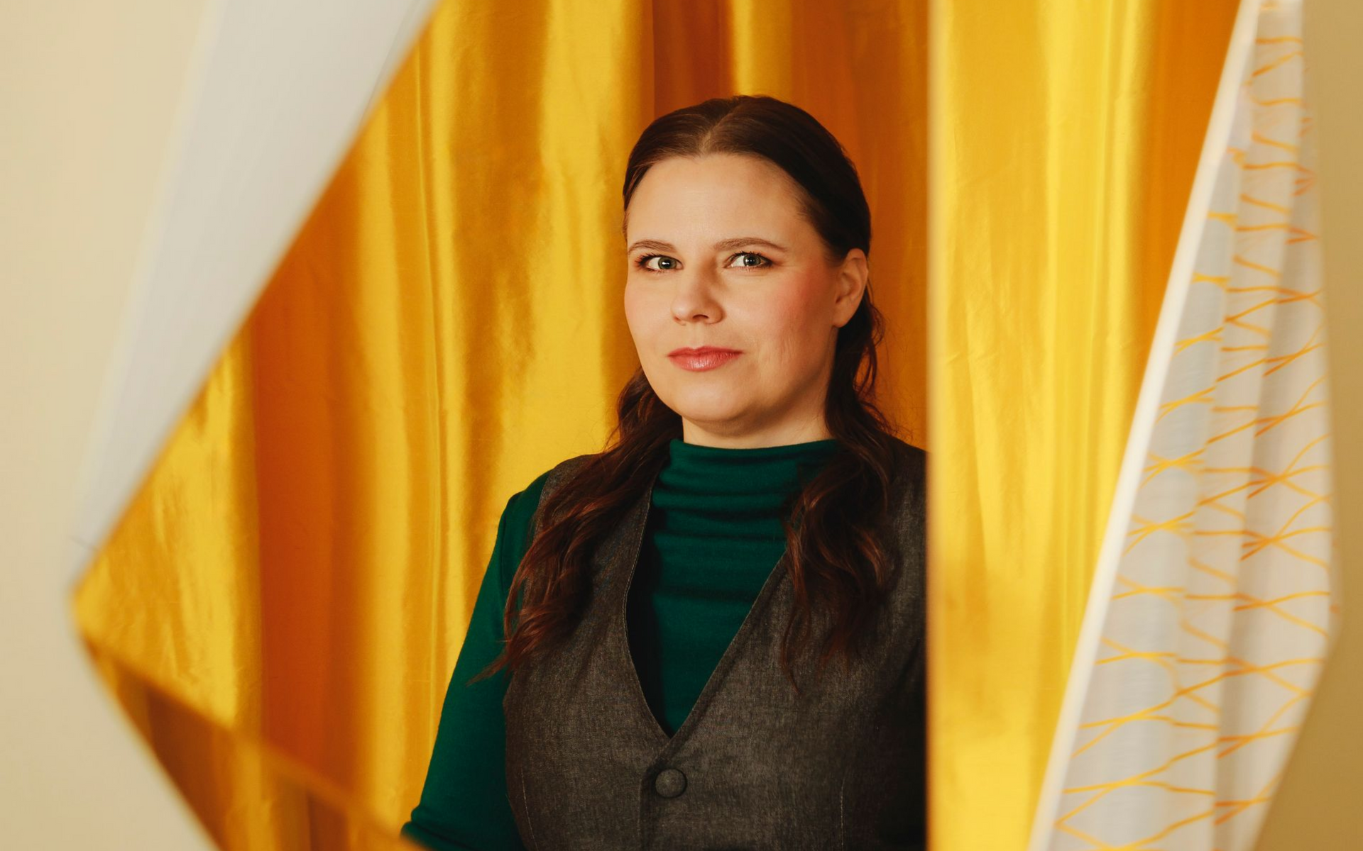 Kirjailija Helena Immonen keltaisella taustalla