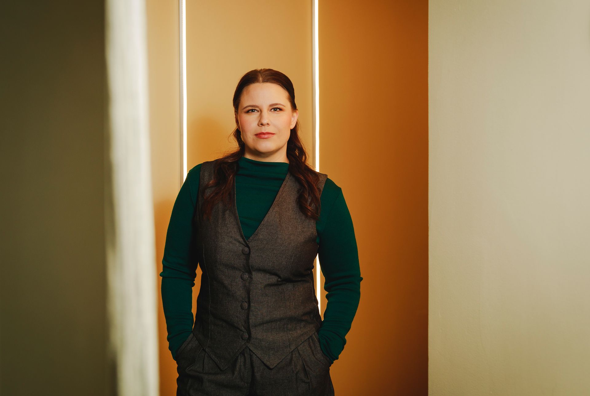 Kuvassa kirjailija Helena Immonen