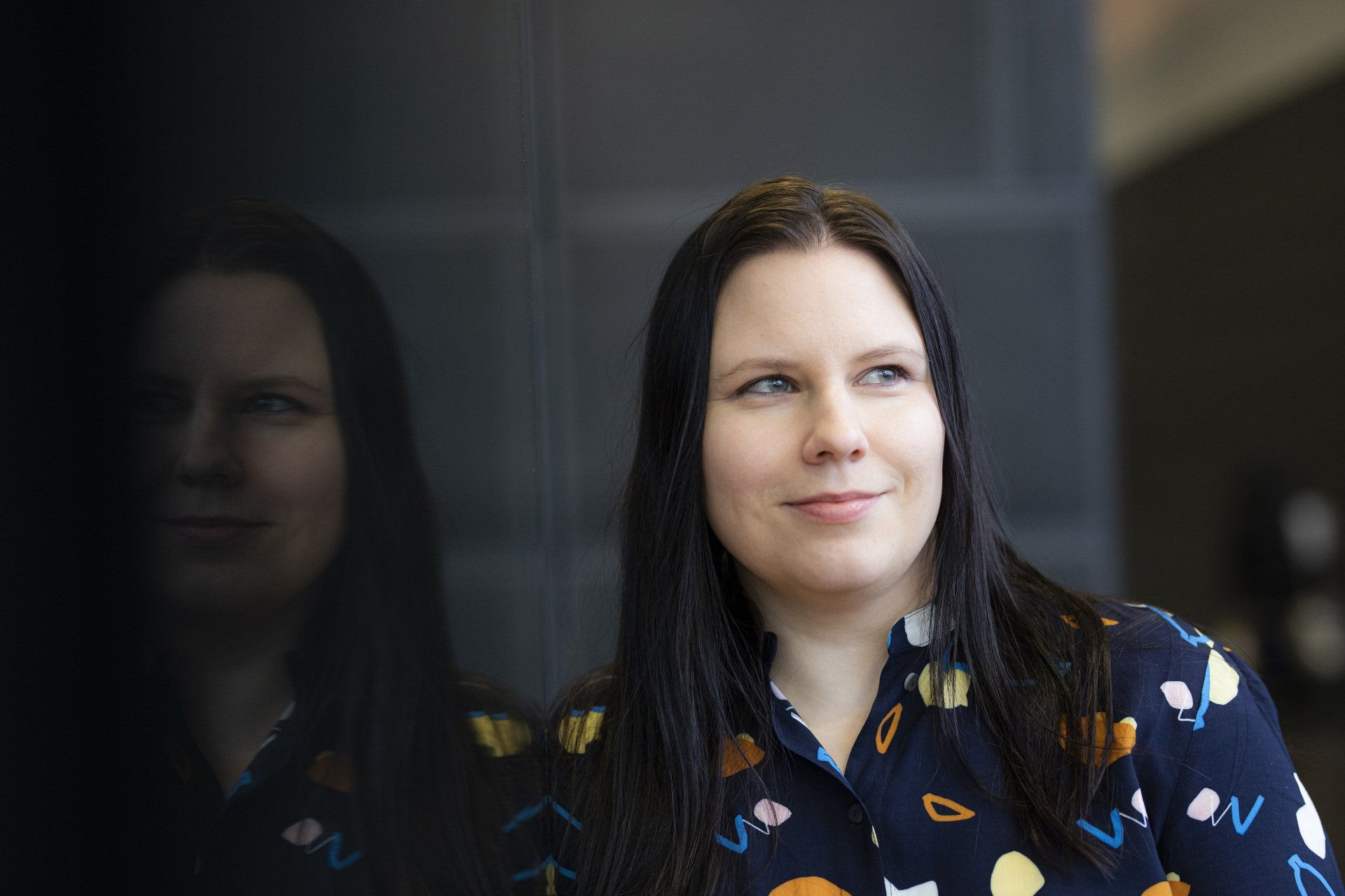 Kirjailija Helena Immonen katsoo yläviistoon