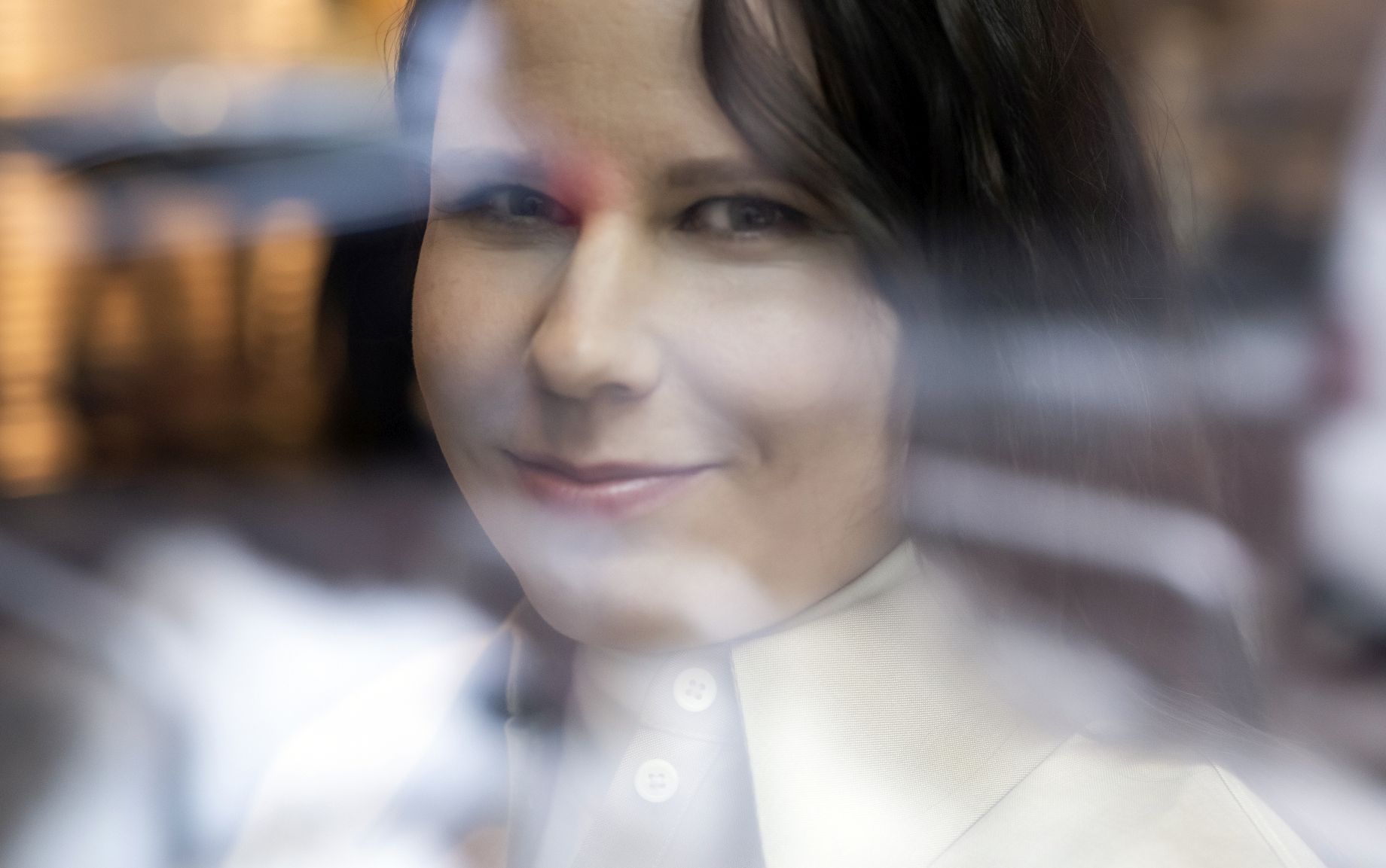 Kirjailija Helena Immonen valkoisessa paidassa