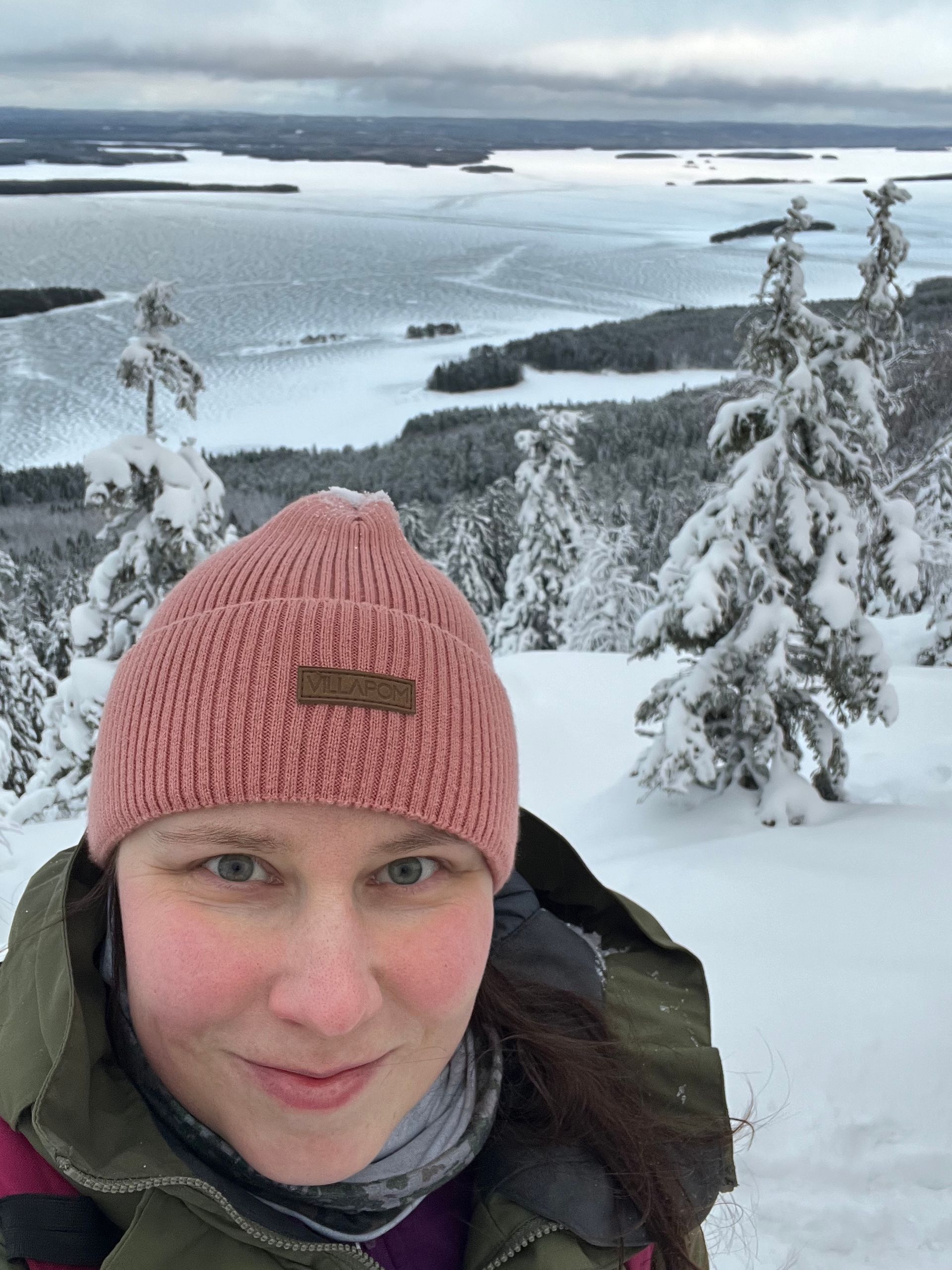 Kirjailija Helena Immonen vaeltamassa talvella