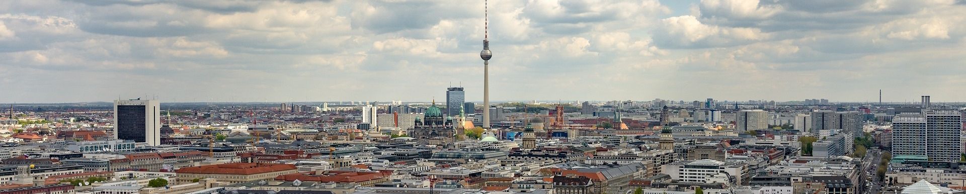 Eine Luftaufnahme einer Stadt mit einem Turm in der Ferne.