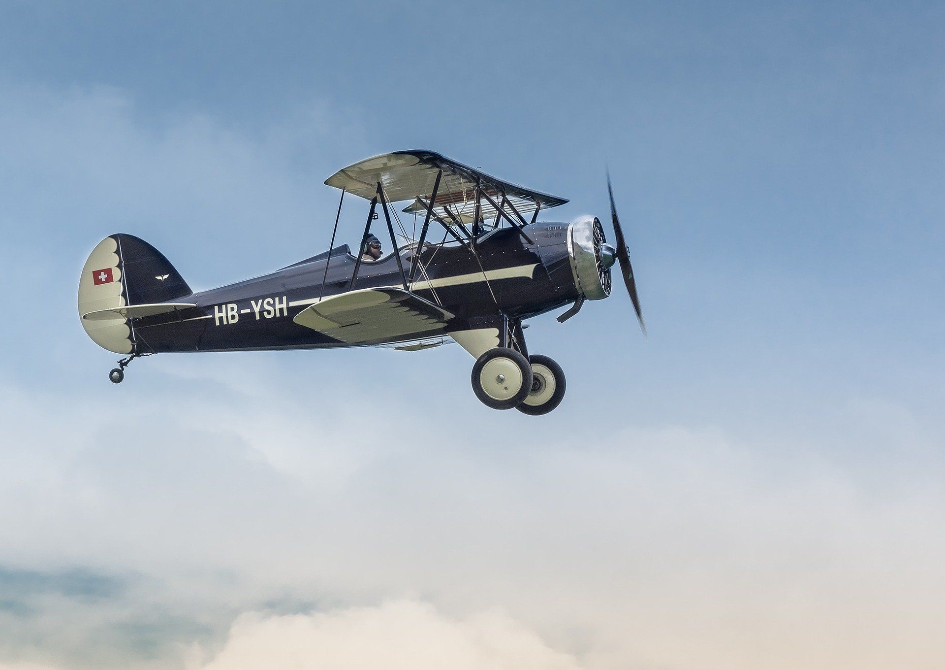pixabay, lizenzfrei Ein kleines Propellerflugzeug fliegt am Himmel.