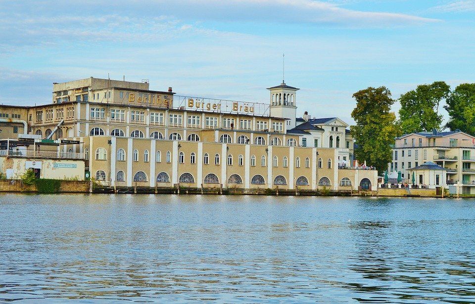 pixabay, lizenzfrei Ein großes Gebäude steht am Ufer eines Sees.