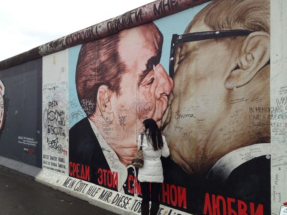Quelle: pixabay East Side Gallery, Der Bruderkuss