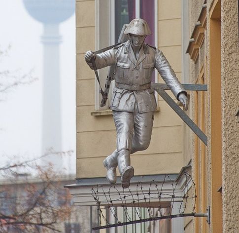 Quelle: Pixabay Gesundbrunnen Skulptur Conrad Schumann in Brunnenstraße