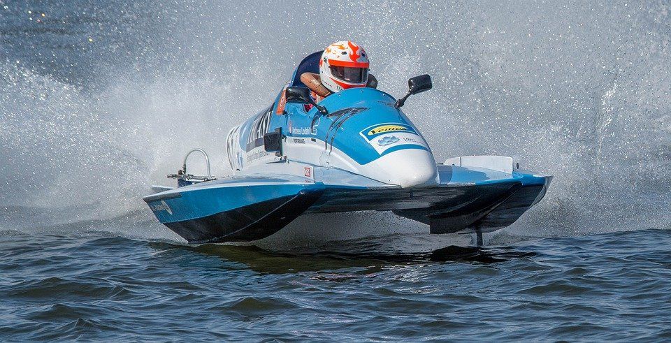 pixabay, lizenzfrei Ein Mann fährt auf einem Jetski im Wasser.