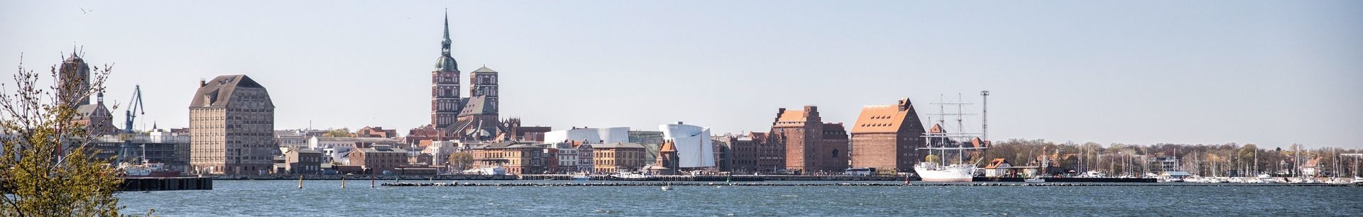 Ein verschwommenes Bild der Skyline von New York mit der Freiheitsstatue im Vordergrund.