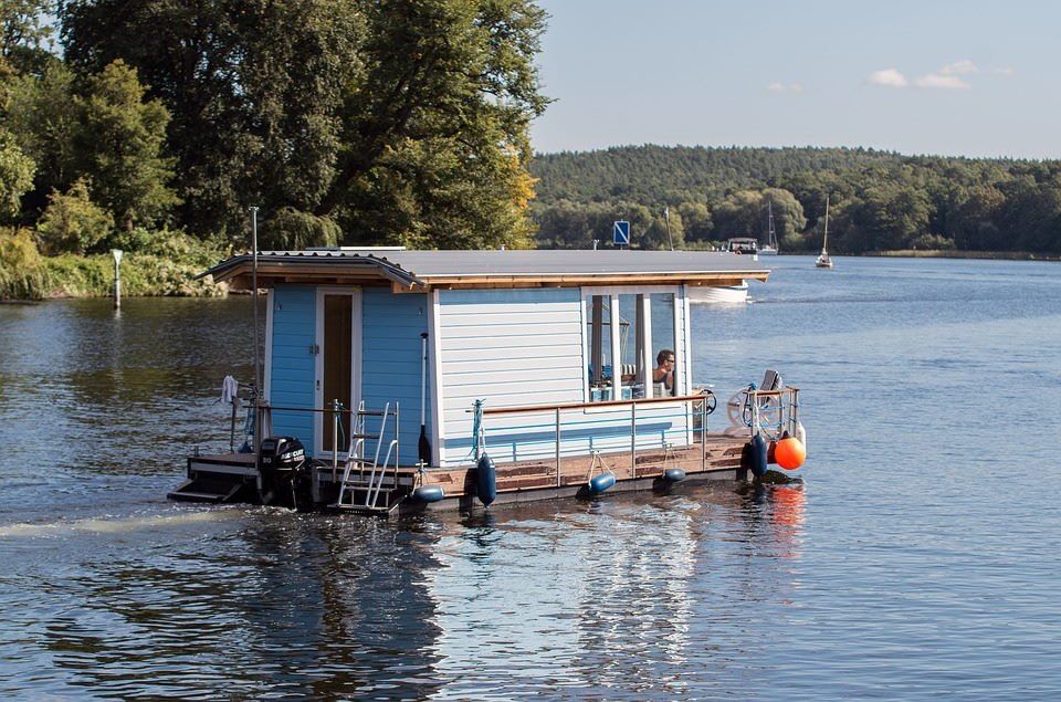 pixabay, lizenzfrei Ein kleines Hausboot schwimmt auf einem See