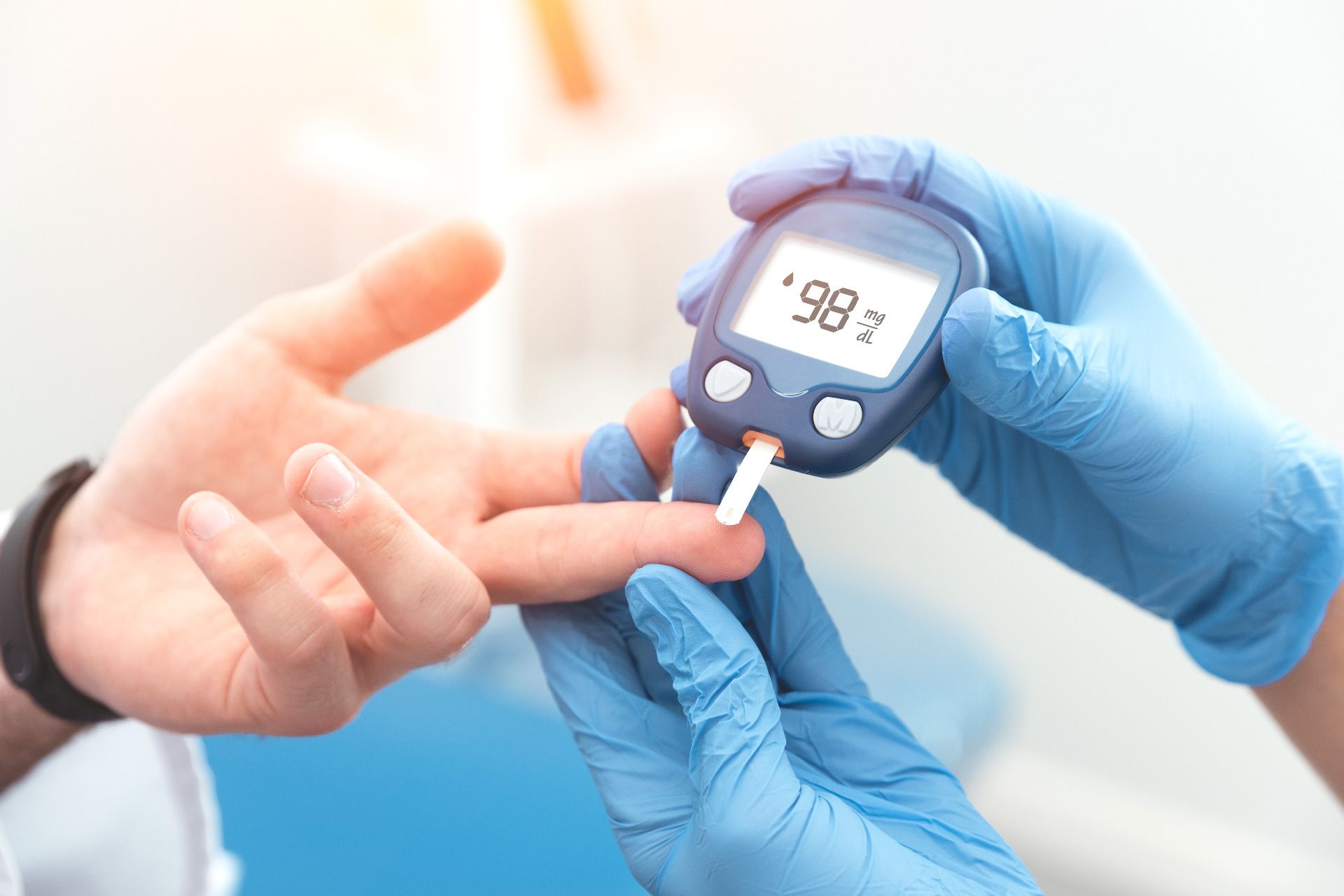 Un médico le está haciendo una prueba a una persona para detectar diabetes.