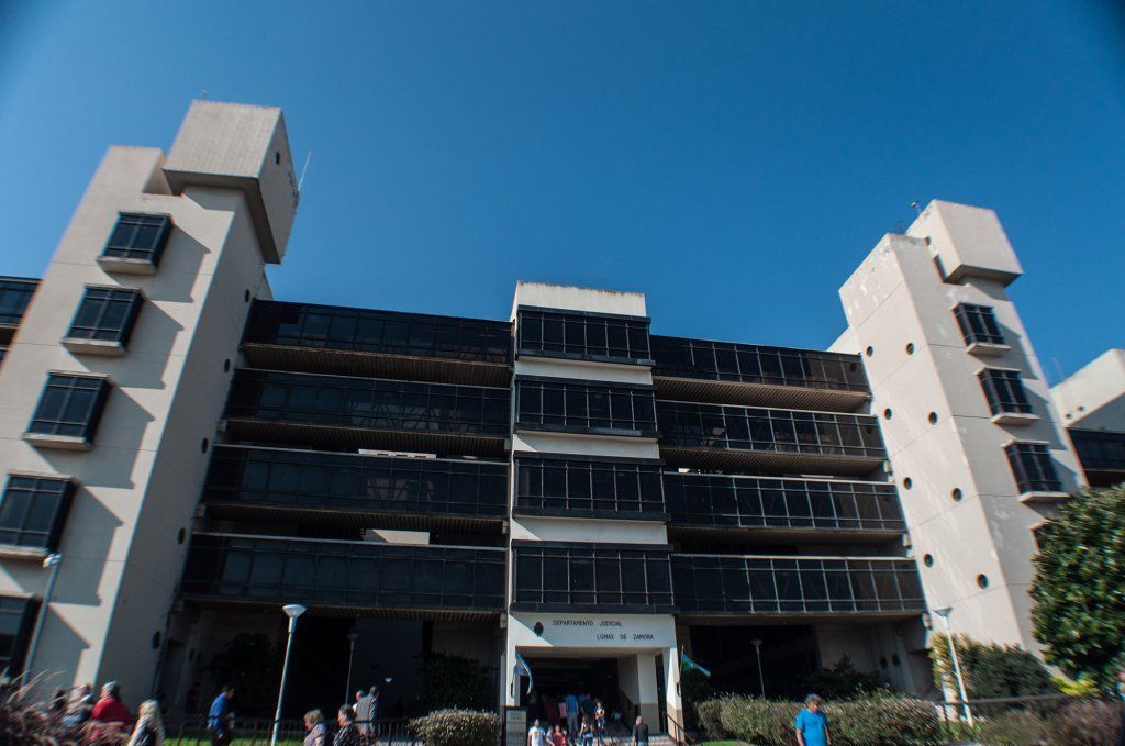 Un gran edificio con un cielo azul al fondo.
