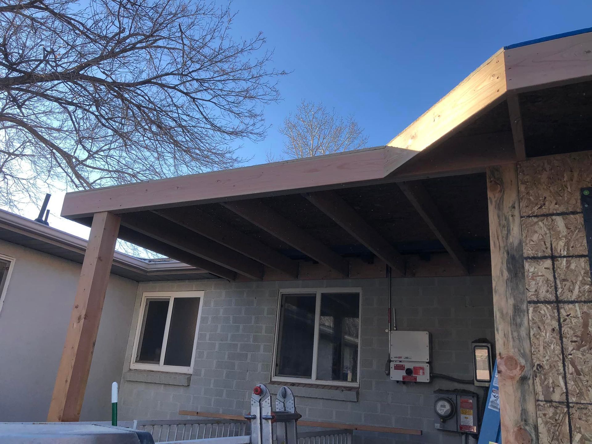 A house with a roof that is being built