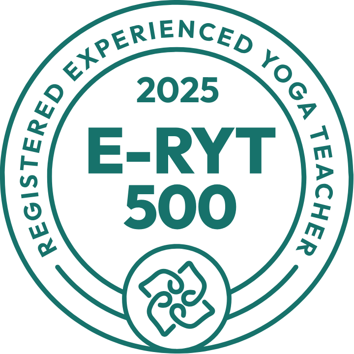 Turkusowe, okrągłe logo z napisem „REGISTERED EXPERIENCED YOGA TEACHER”, „2025”, „E-RYT 500” i abstrakcyjną ikoną kwiatową.