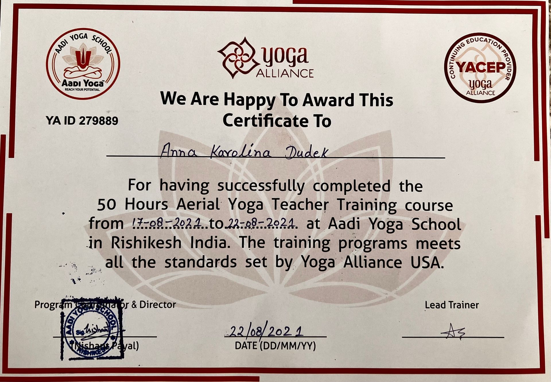 Certyfikat ukończenia 50-godzinnego kursu nauczycielskiego aerial jogi w szkole Aadi Yoga School w Rishikesh w Indiach.