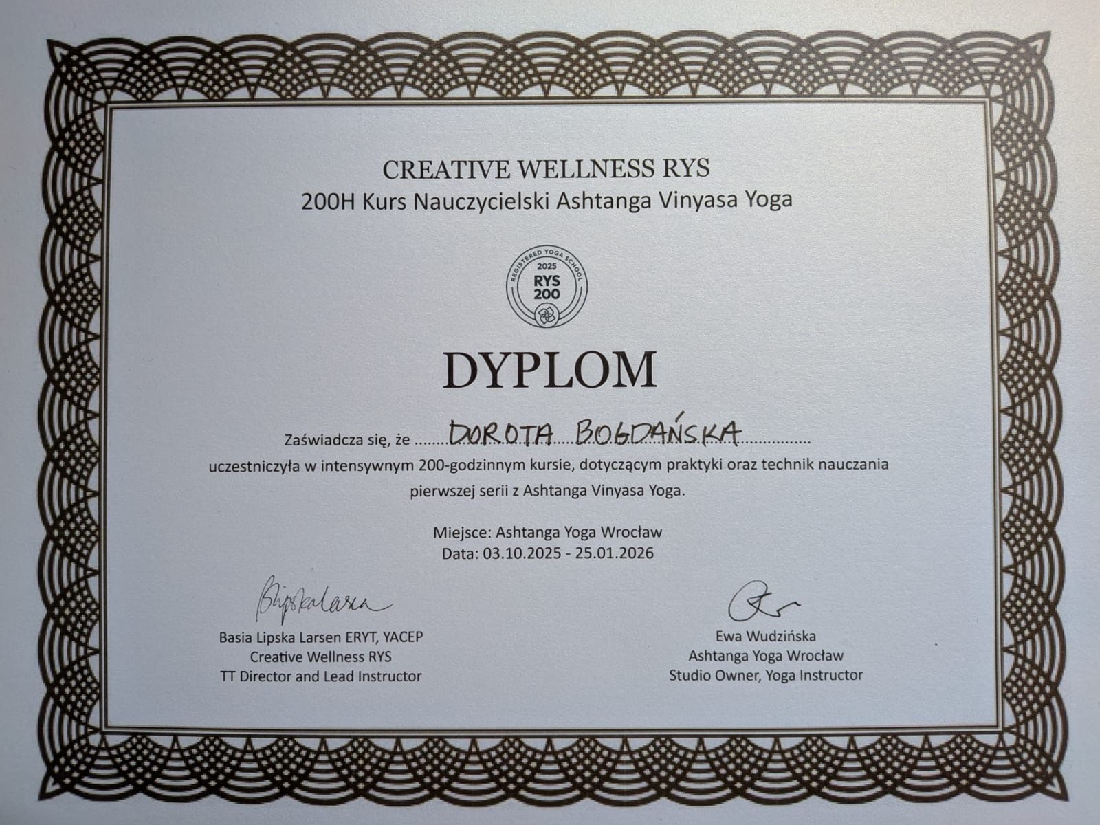 Dyplom Creative Wellness RYS potwierdzający ukończenie przez Dorotę Bogdankę 200-godzinnego kursu Ashtanga Vinyasa Yoga.