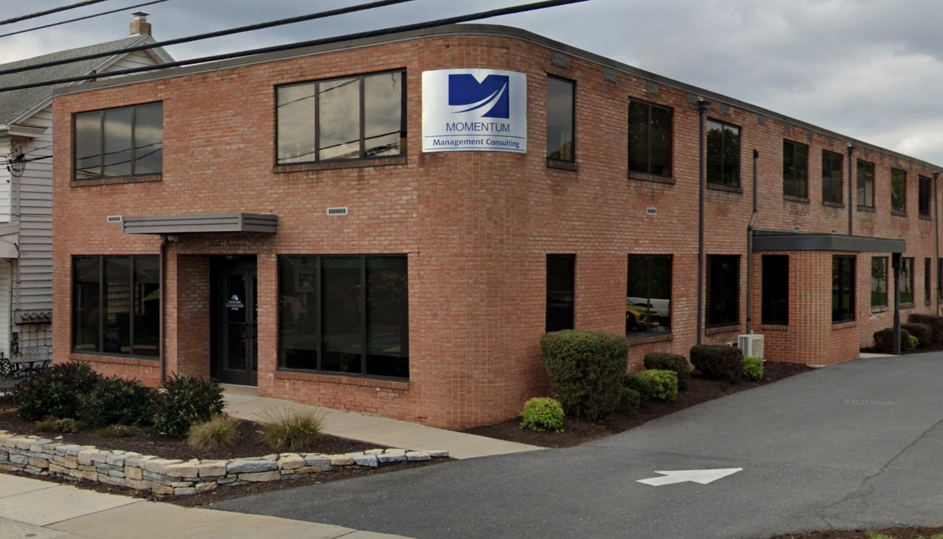 A large brick building with the letter m on it