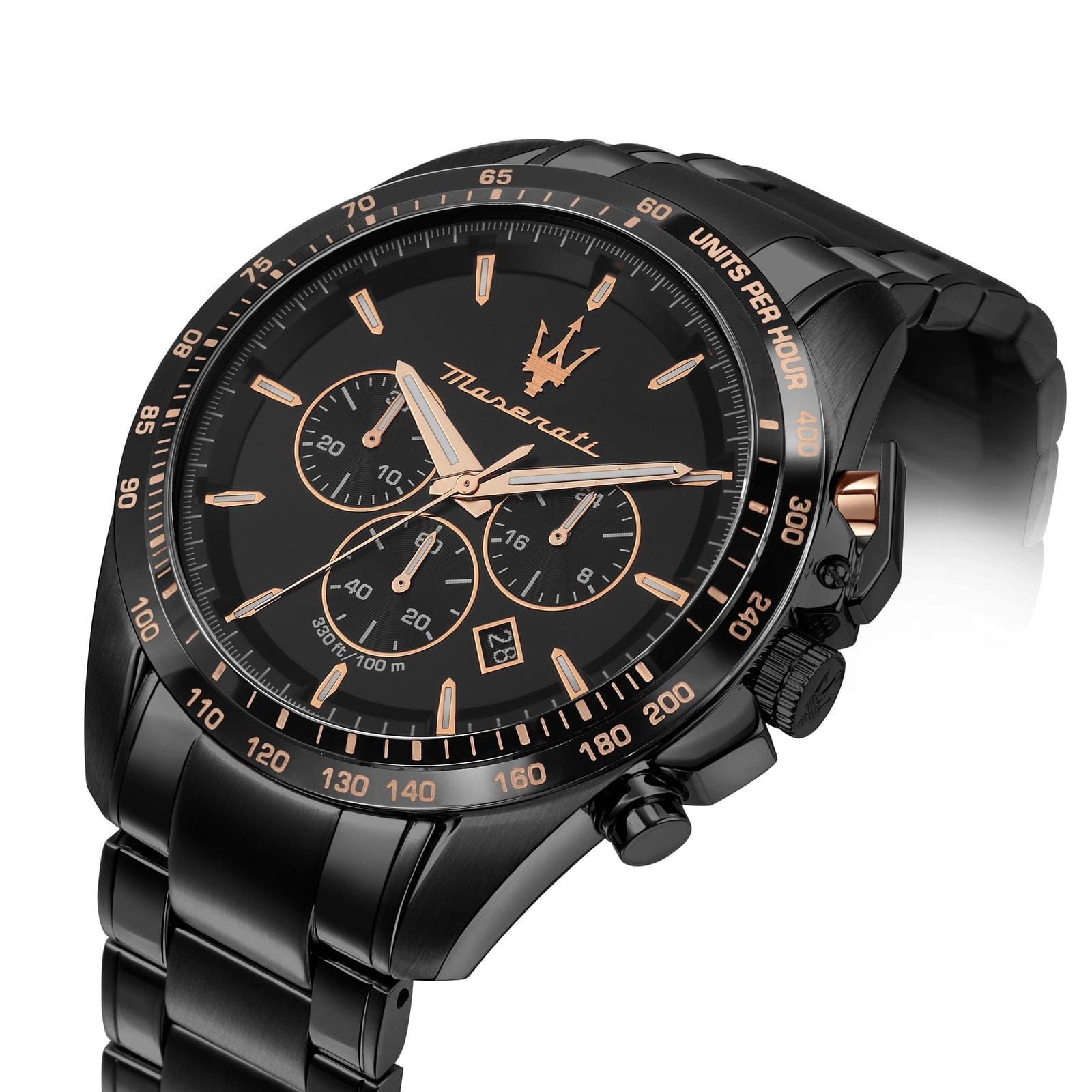 Primo piano di un orologio Maserati nero e oro su sfondo bianco.