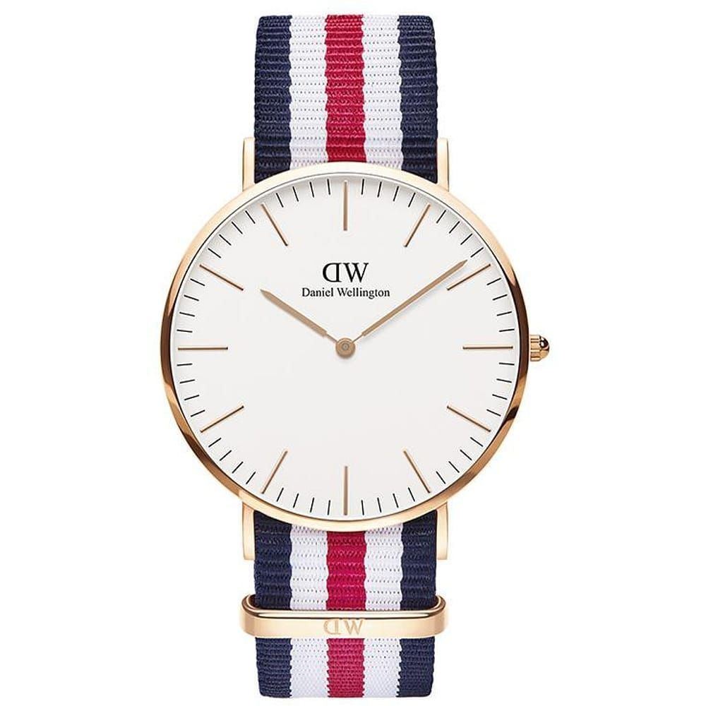 Un orologio Daniel Wellington con cinturino a strisce rosse, bianche e blu.
