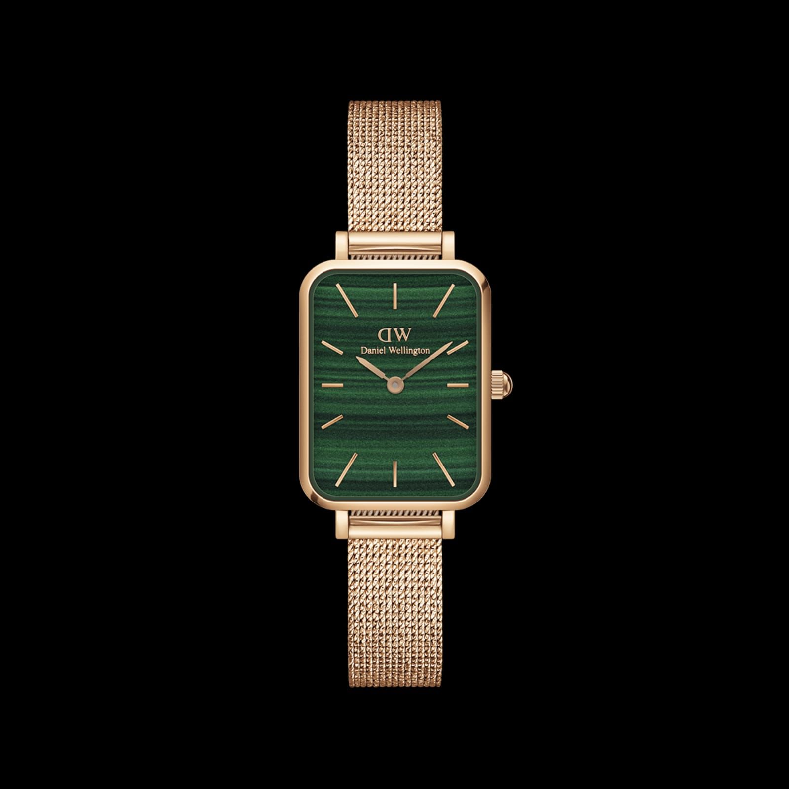 Un orologio quadrato con quadrante verde e cinturino dorato su sfondo nero.