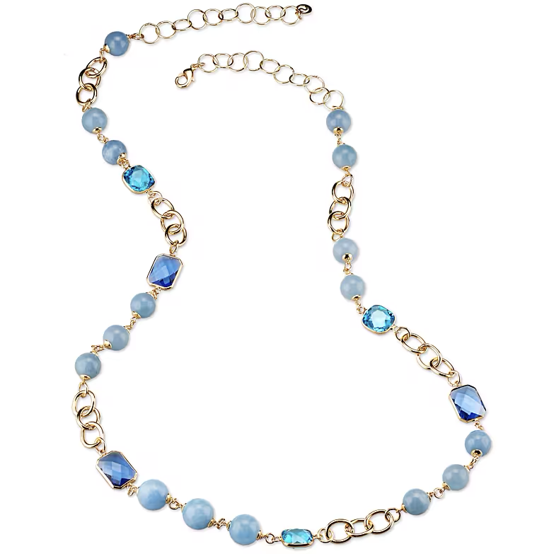 Una collana con perline blu e catene d'oro su sfondo bianco