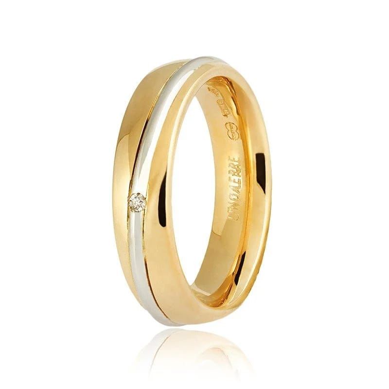 Un anello in oro giallo con un diamante al centro