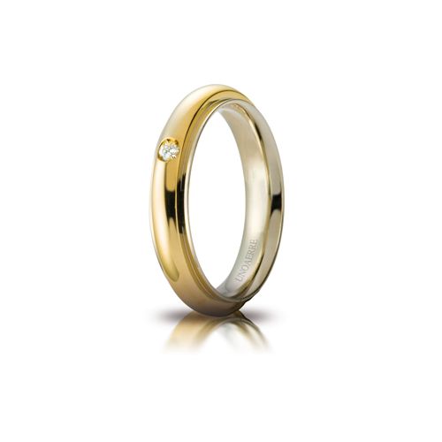 Un anello in oro giallo e bianco con un diamante al centro
