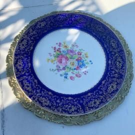 Blue and gold decorative plate with a floral center medallion