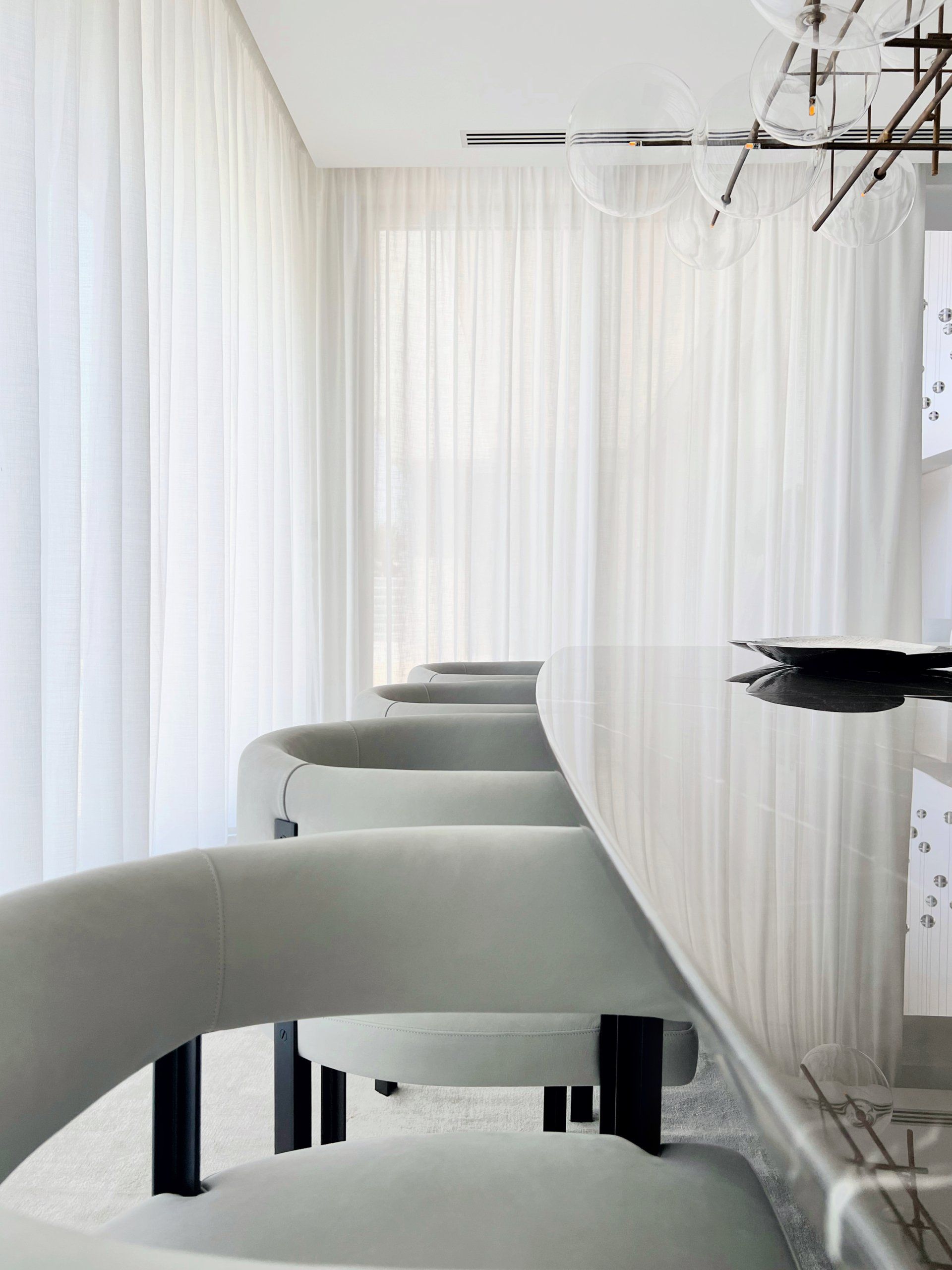 Luxury dining room interior with bespoke furniture and refined contemporary design by DÉMARTISTUDIO