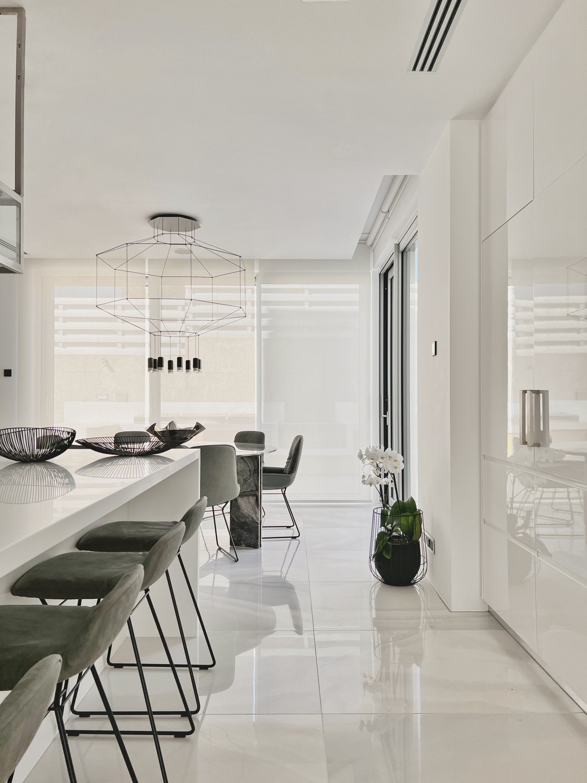 DÉMARTISTUDIO | Kitchen Design Kitchen area with focus on dining marble table, with view in the gardens
