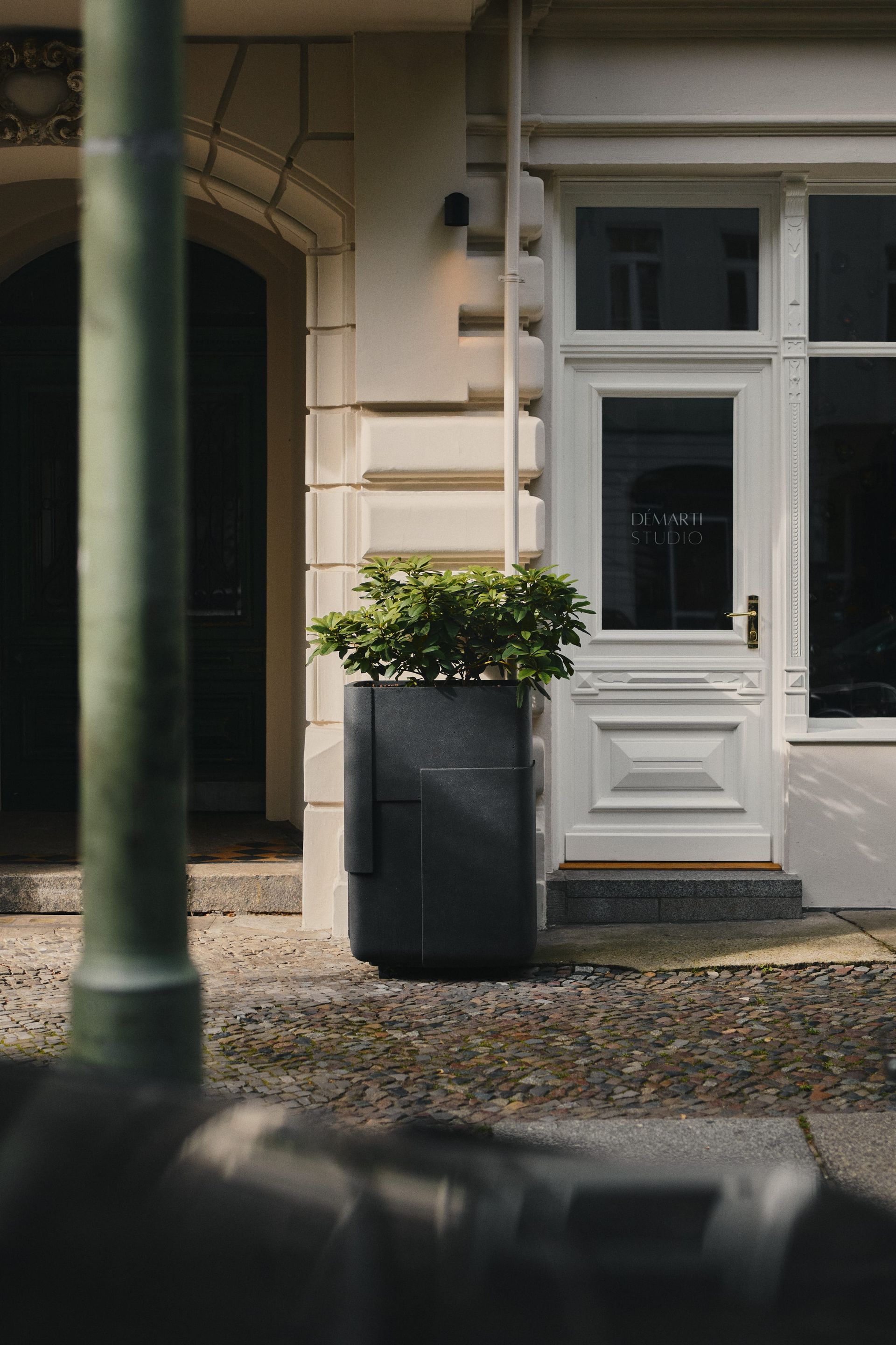 Exterior entrance of HRS8, the DÉMARTISTUDIO interior design showroom in Prenzlauer Berg, Berlin