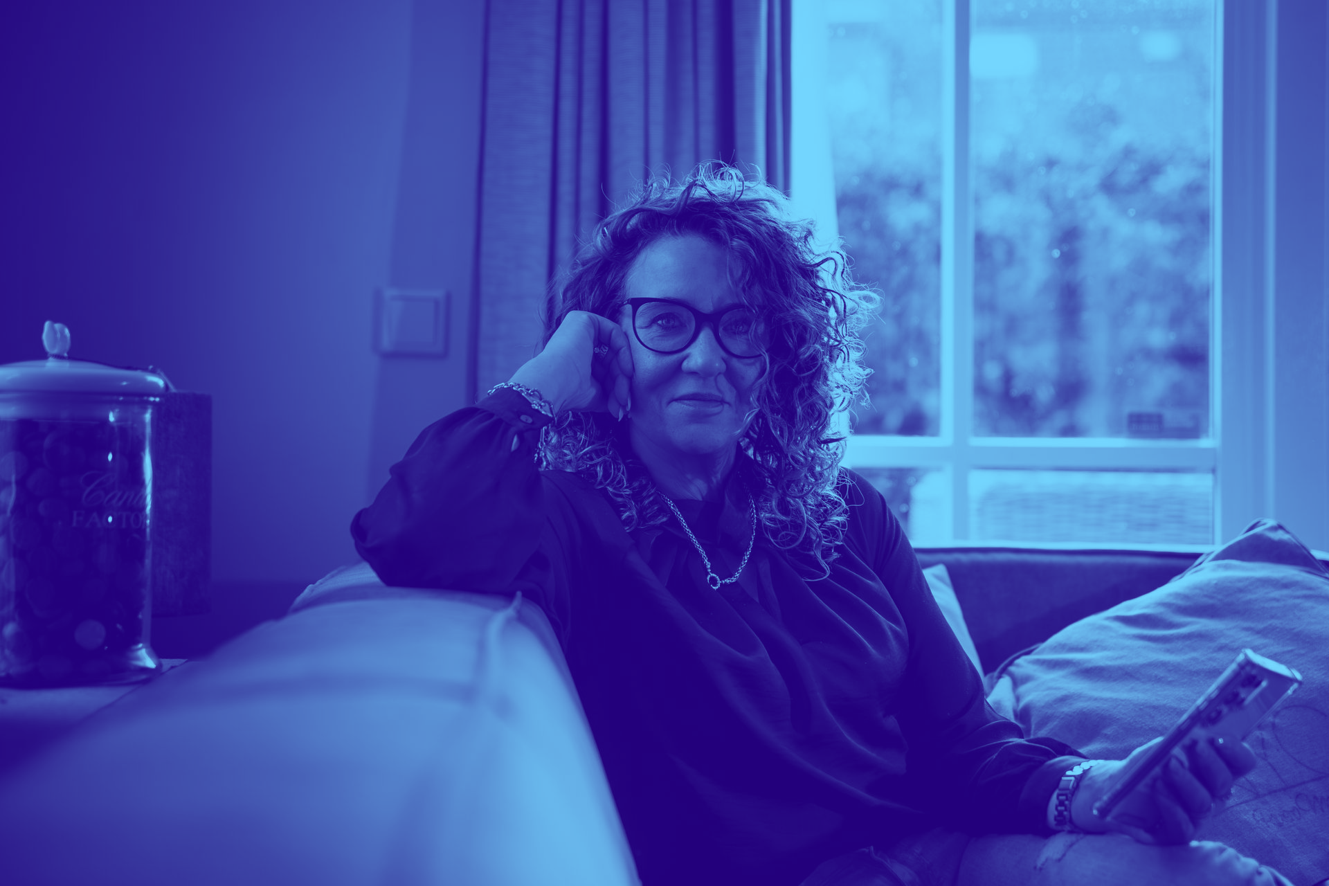 Anja Dekker zelfverzekerde vrouw op de bank