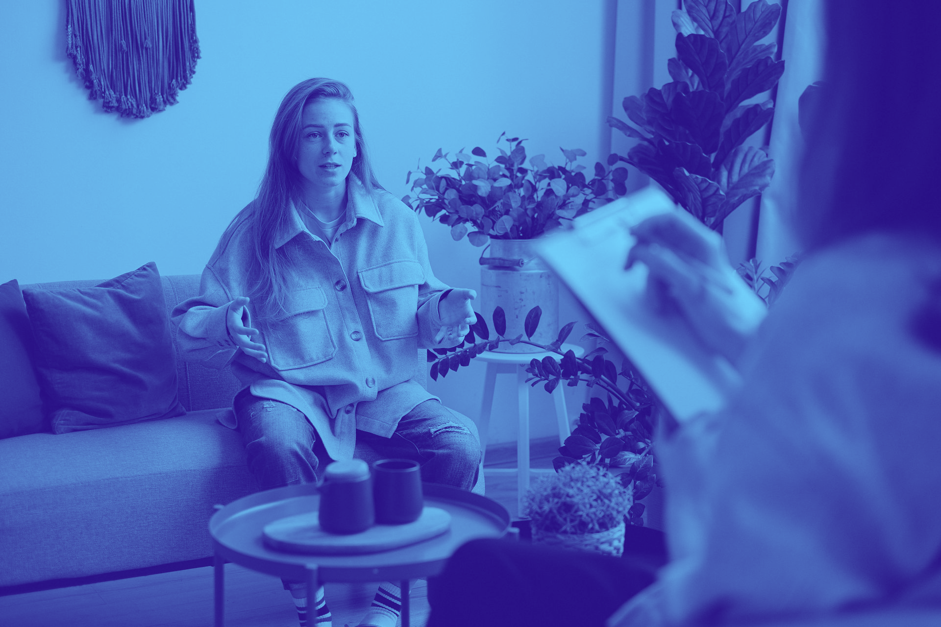 twijflende vrouw die een vraag stelt