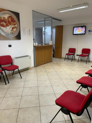 Sala d'aspetto esami diagnostici, laboratorio di chimica, sala radiologica