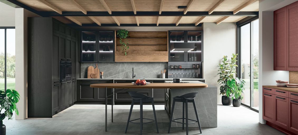 Una cucina con una grande isola al centro della stanza.