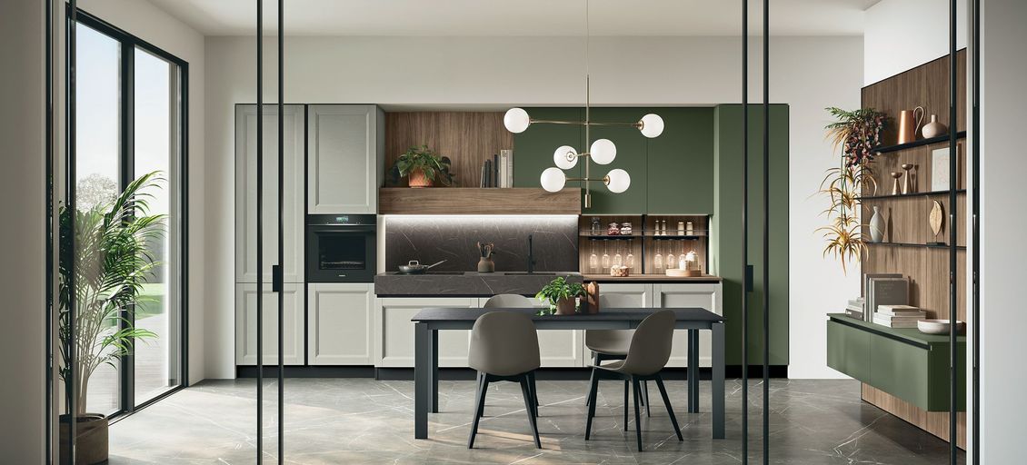 Una cucina con tavolo da pranzo e sedie e porte scorrevoli in vetro.