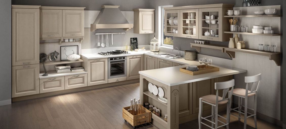 Una cucina con una grande isola al centro.