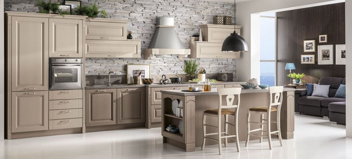 Una cucina con una grande isola al centro