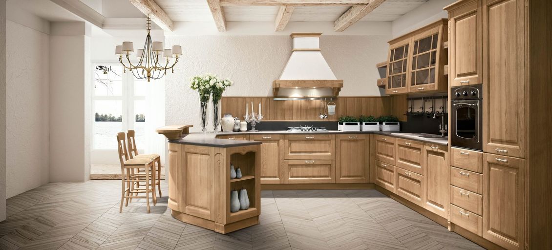 Una cucina con mobili in legno e una grande isola
