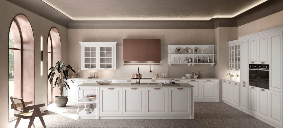 Una cucina con mobili bianchi e una grande isola al centro.
