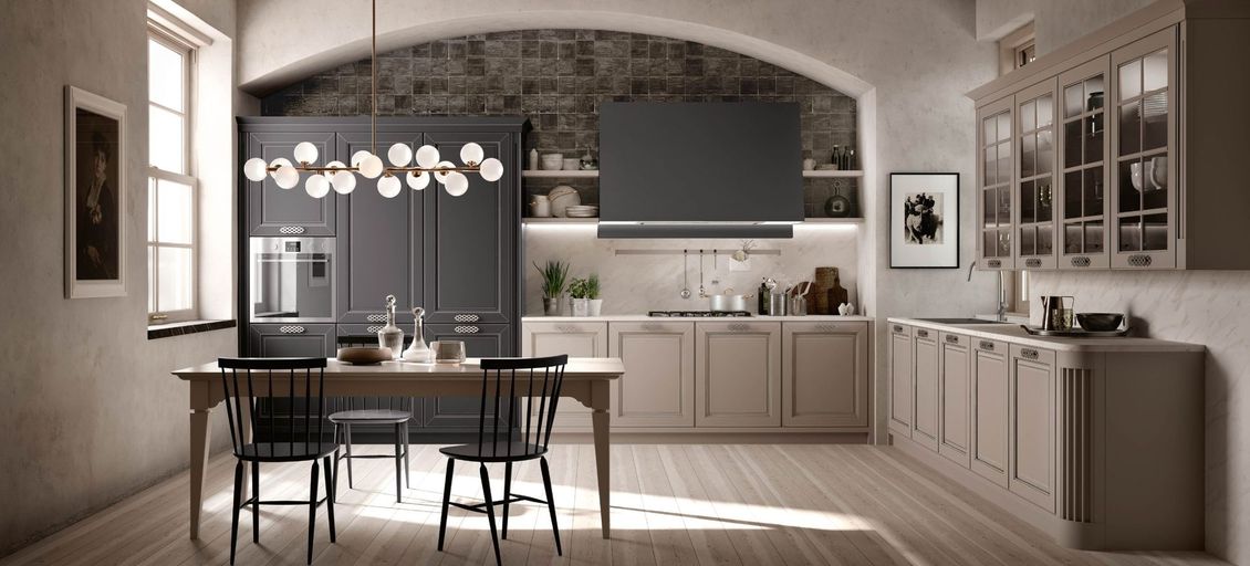 Una cucina con tavolo da pranzo e sedie.