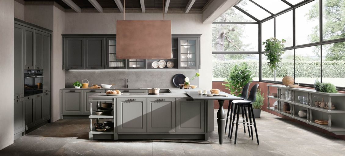 Una cucina con mobili grigi e una grande isola al centro.