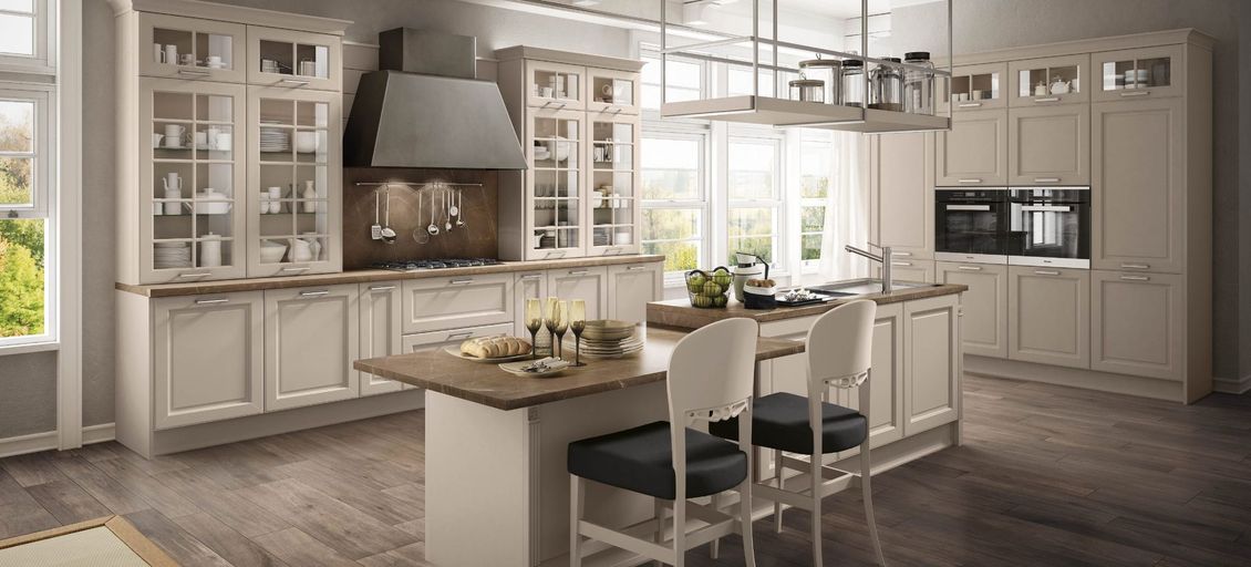Una cucina con mobili bianchi e una grande isola al centro.