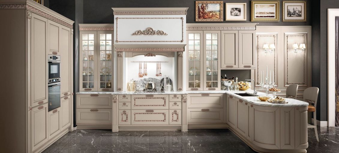 Una cucina con molti mobili e un forno.