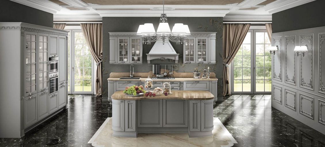 Una cucina con una grande isola al centro della stanza.
