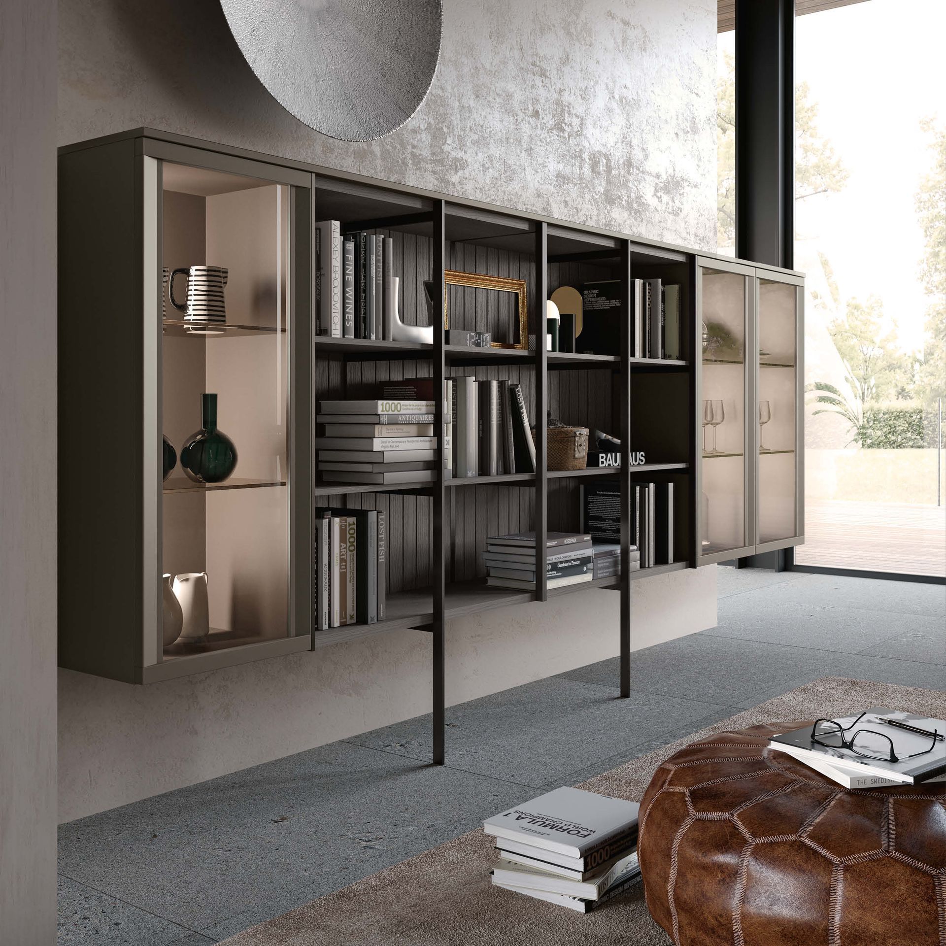 Un soggiorno con libreria e pouf in pelle