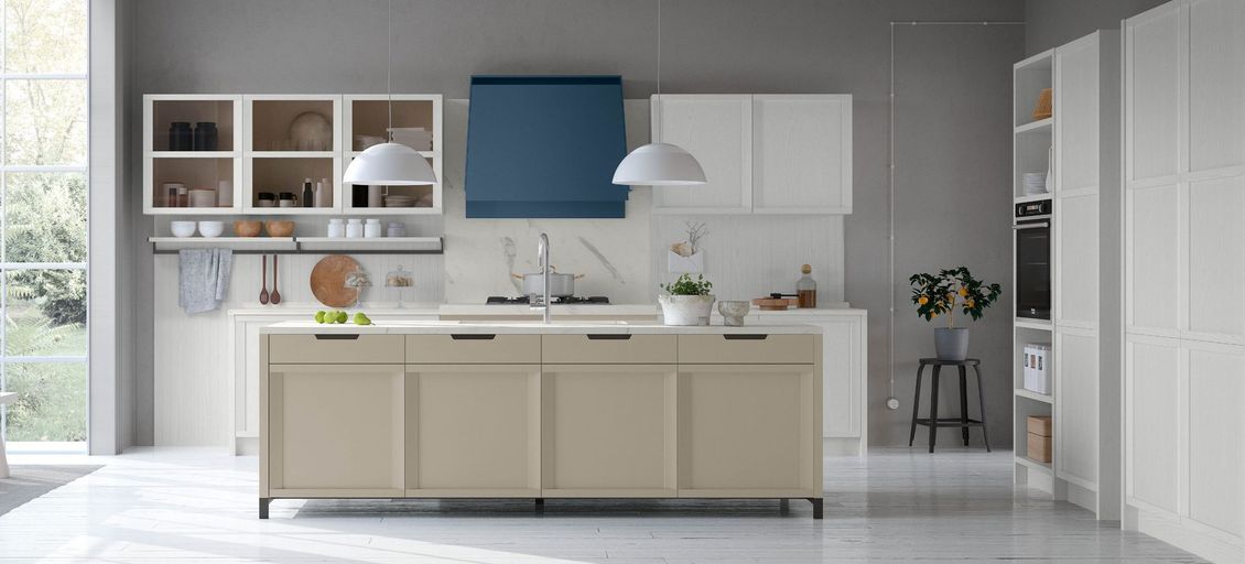 Una cucina con mobili bianchi e una grande isola al centro.