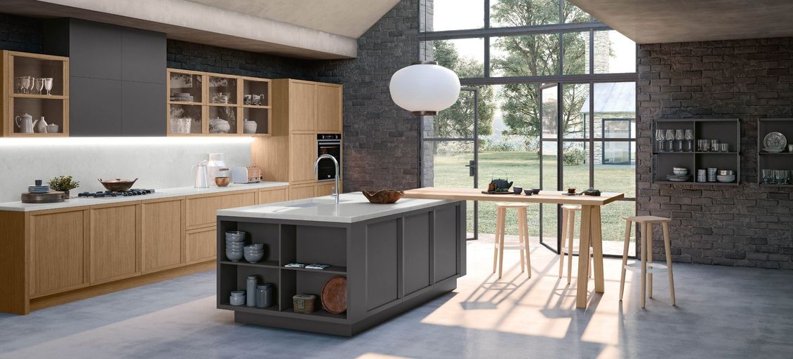 Una cucina con mobili in legno e una grande isola al centro.