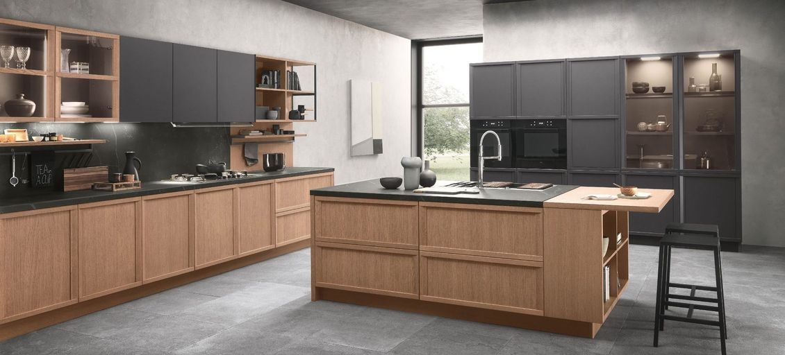 Una cucina con mobili in legno e una grande isola al centro.