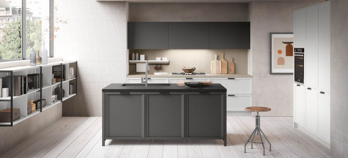 Una cucina con una grande isola al centro della stanza.